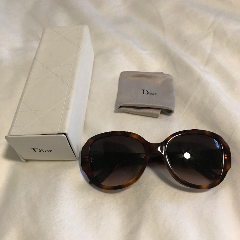 Dior Tortoise sunglasses 😍